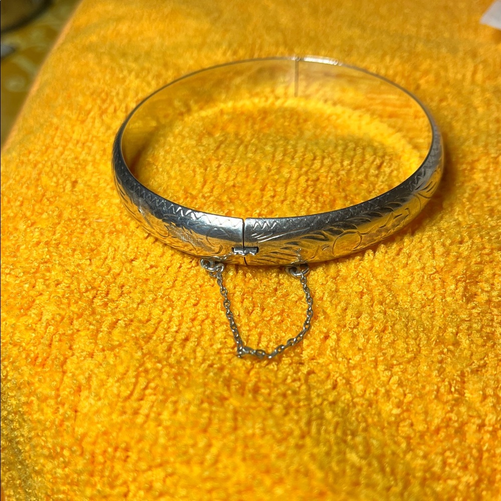 Elegant Silver Bracelet with Chain Detail